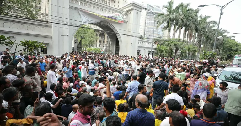 দক্ষিণ সিটি করপোরেশনের সামনে ইশরাক সমর্থকদের অবস্থান কর্মসূচি